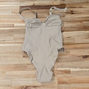 SKIMS Kim Kardashian Women's Medium Sculpting Shapewear Bodysuit New w/out Tags!